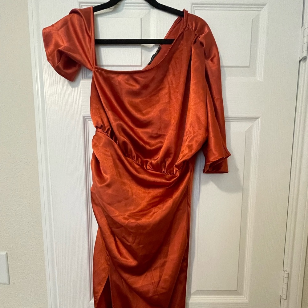 One shoulder ruched satin dress - Picture 3 of 4